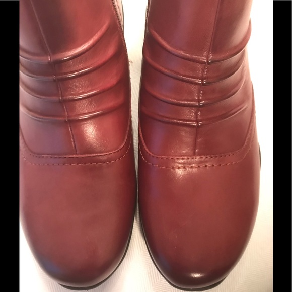 NIB Earth Natural Tahoe Merlot Leather Side Zip Ankle Booties 7 1/2 Wide - Picture 7 of 12